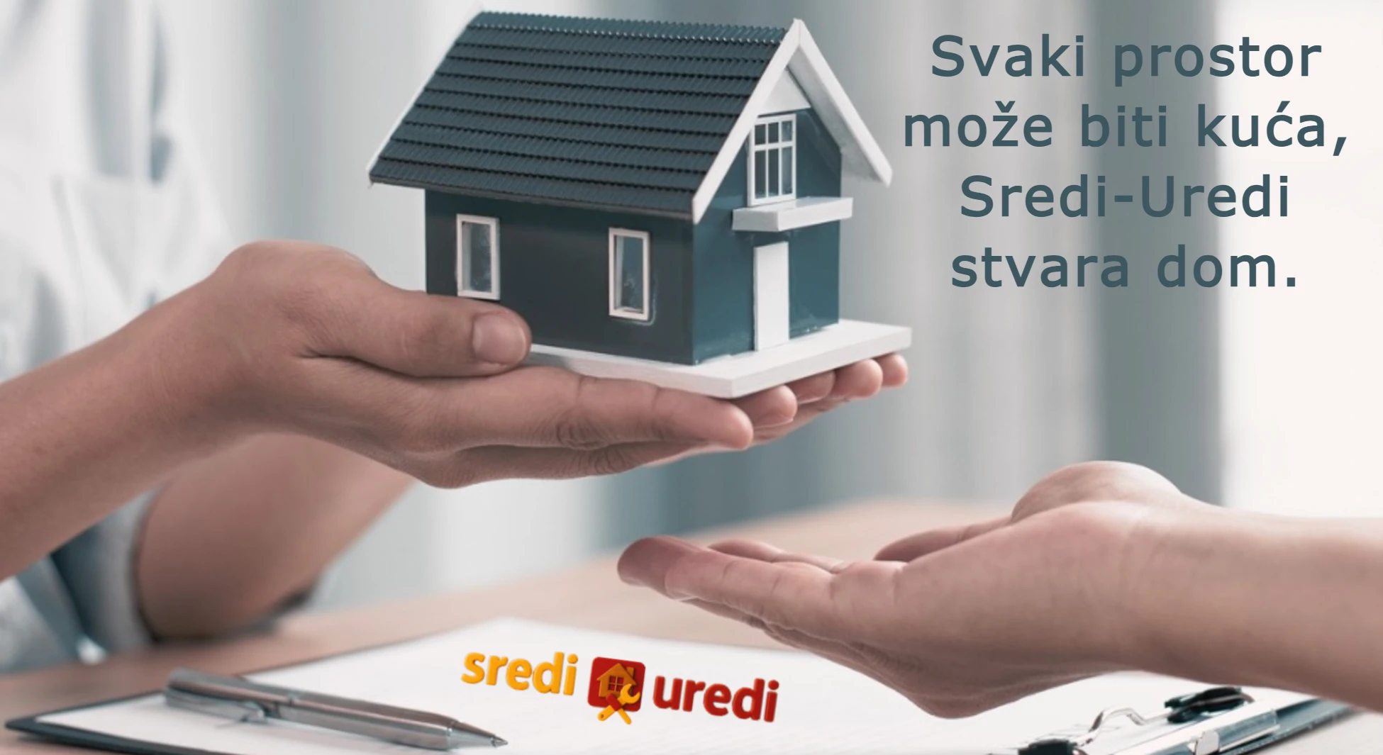Ruke koje razmenjuju maketu kuće iznad dokumenata — simbol stvaranja doma, Sredi‑Uredi