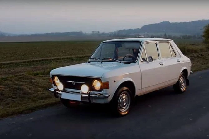 Zastava 101 — jugoslovenska porodična limuzina u retro ambijentu, simbol hroma, dima i karaktera