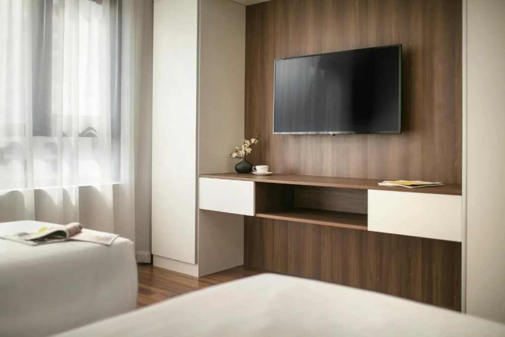 TV komoda: 6 ideja koje će promeniti izgled tvoje dnevne sobe Minimalistička soba sa TV komodom i belim detaljima