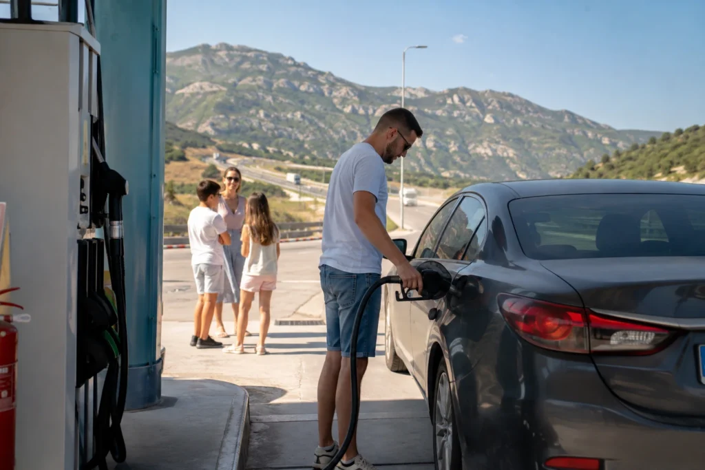 Godišnji odmor: 365 dana u jednom koferu Automobil sipa gorivo na modernoj benzinskoj pumpi u Severnoj Makedoniji dok porodica pravi kratku pauzu tokom putovanja ka Grčkoj.